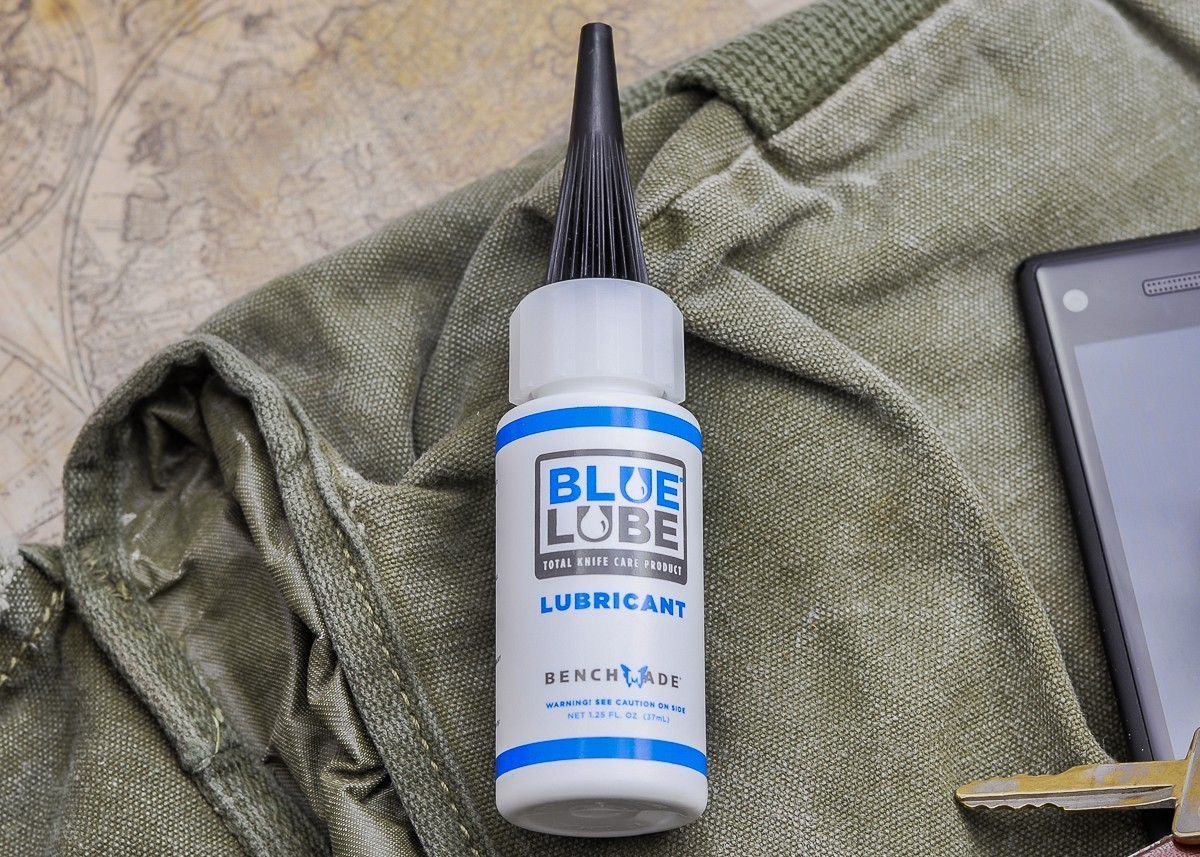 Чем смазывать складные ножи. Смазка Benchmade BLUELUBE. Blue Lube Benchmade. Blue Lube смазка. Смазка для складных ножей.